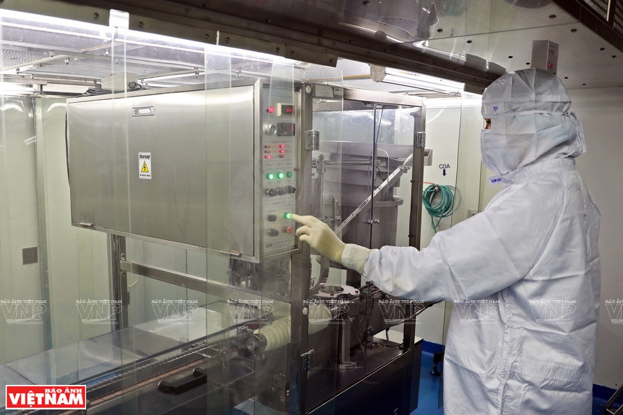 填充卫星五号疫苗药液全程采用自动化针剂生产线。