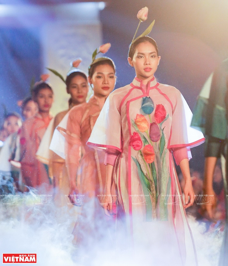 在河内文庙国子监举行的“我们的奥黛”服装秀活动中，芳青设计师已使用丝绸材料将郁金香多姿多彩的形象引进奥黛。图自越南画报