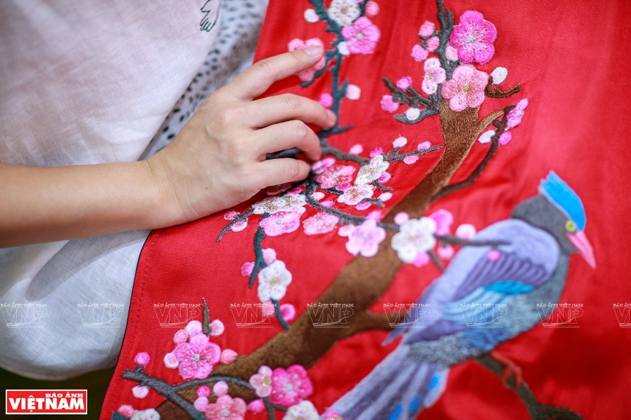 芳青设计师系列中许多设计作品因具备手工制作的细节而需要大量的时间。图自越南画报