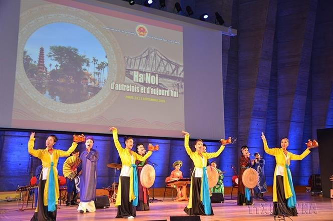 越南在巴黎首都联合国教科文组织总部表演越南民族传统嘲剧。图自越通社