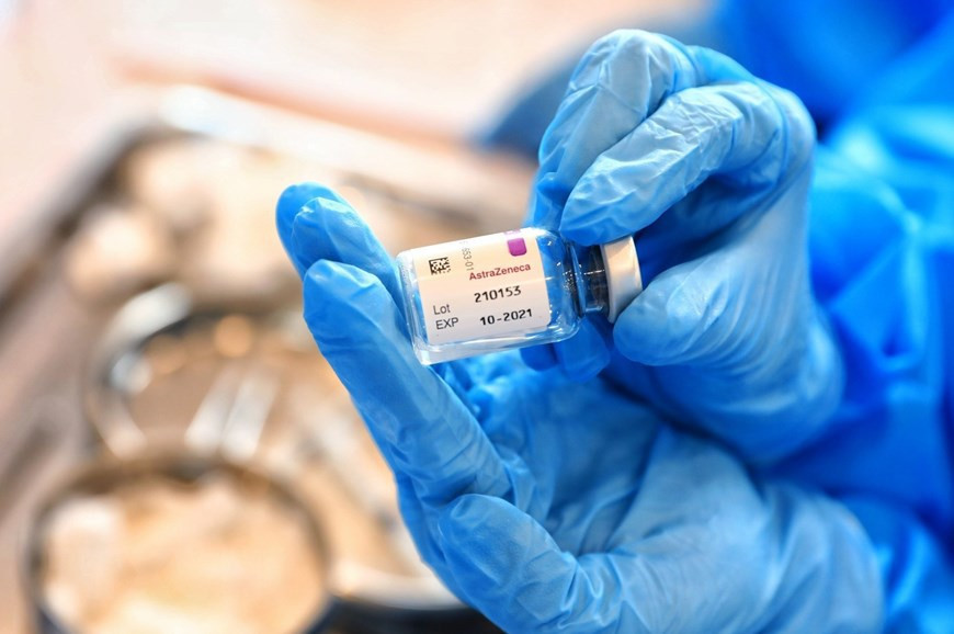 医务人员对还剑郡老年人接种阿斯利康新冠疫苗。图自越通社