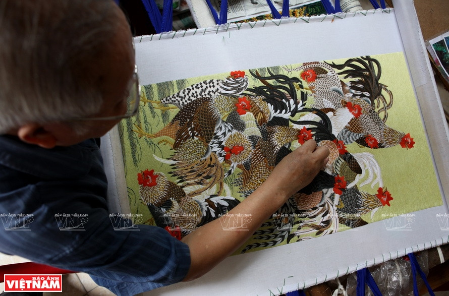 在布上绘制是最难的工序，因此刺绣艺人同时也是画家。图自越通社