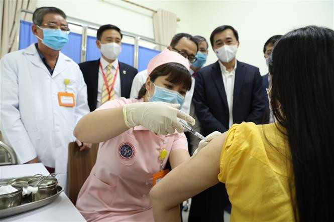 医务人员为第一批志愿者注射 COVIVAC 疫苗。COVIVAC 疫苗由疫苗与医用生物制品研究院（IVAC）投入临床试验的第二种国产新冠疫苗。图自越通社