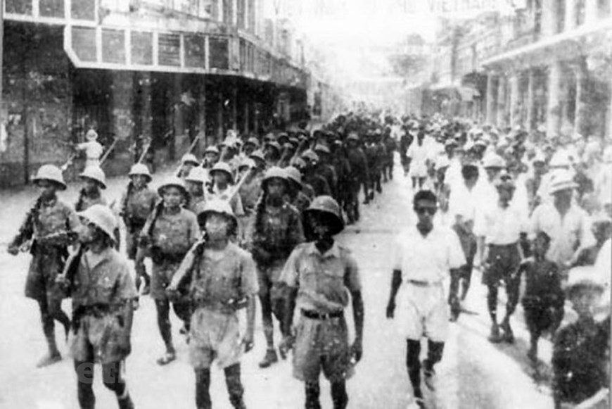 1945年8月19日，越盟阵线在河内大剧院发起夺取政权起义的集会。1945年8月19日早晨，河内市及周边省市的数十万民众从各条街道前往河内大剧院广场。10时30分许，在自卫青年及河内黄耀城越盟组织的保护下，革命群众举行前所未有的集会游行活动，经过保罗·伯特街，走遍河内市各街道。图为：资料图片