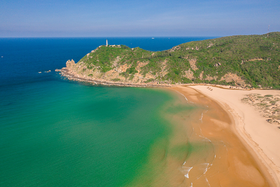 从远处观看大岭灯塔，下面就是国家级胜地门滩。不仅是一个颇具吸引力的旅游景点，门滩—殿角同时也是富安省国家级旅游胜地。图自vnexpress.net