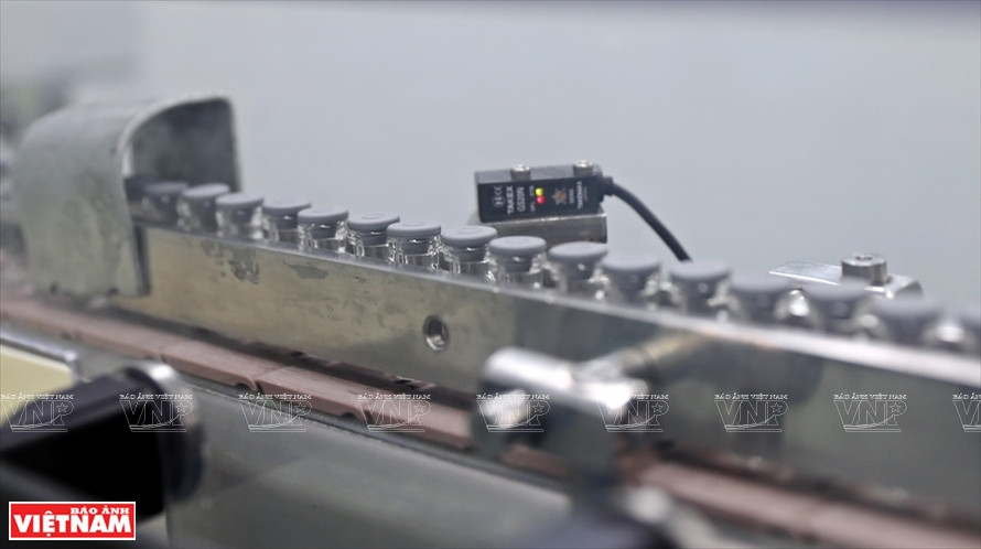 疫苗药液填充后立刻得以封盖。