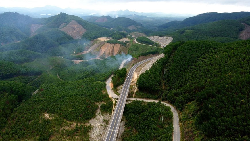 罗山-粹栾路段总长77.5公里，投资总额为11.48万亿越盾，总宽12米，共设双向两车道。图自越通社