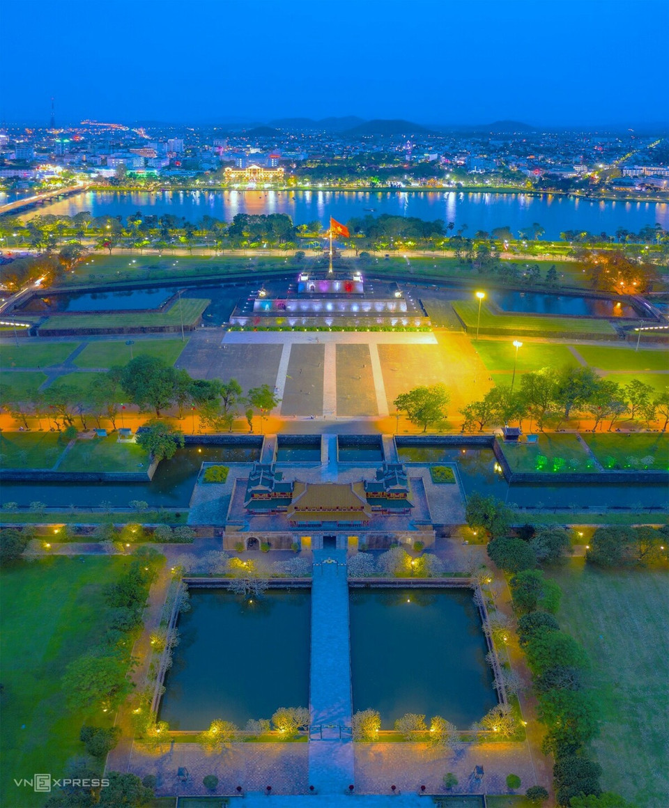承天顺化拥有丰富的自然景观和名胜古迹，其中以香江、御平山、望景丘、顺化遗迹群等历史建筑而闻名远近。