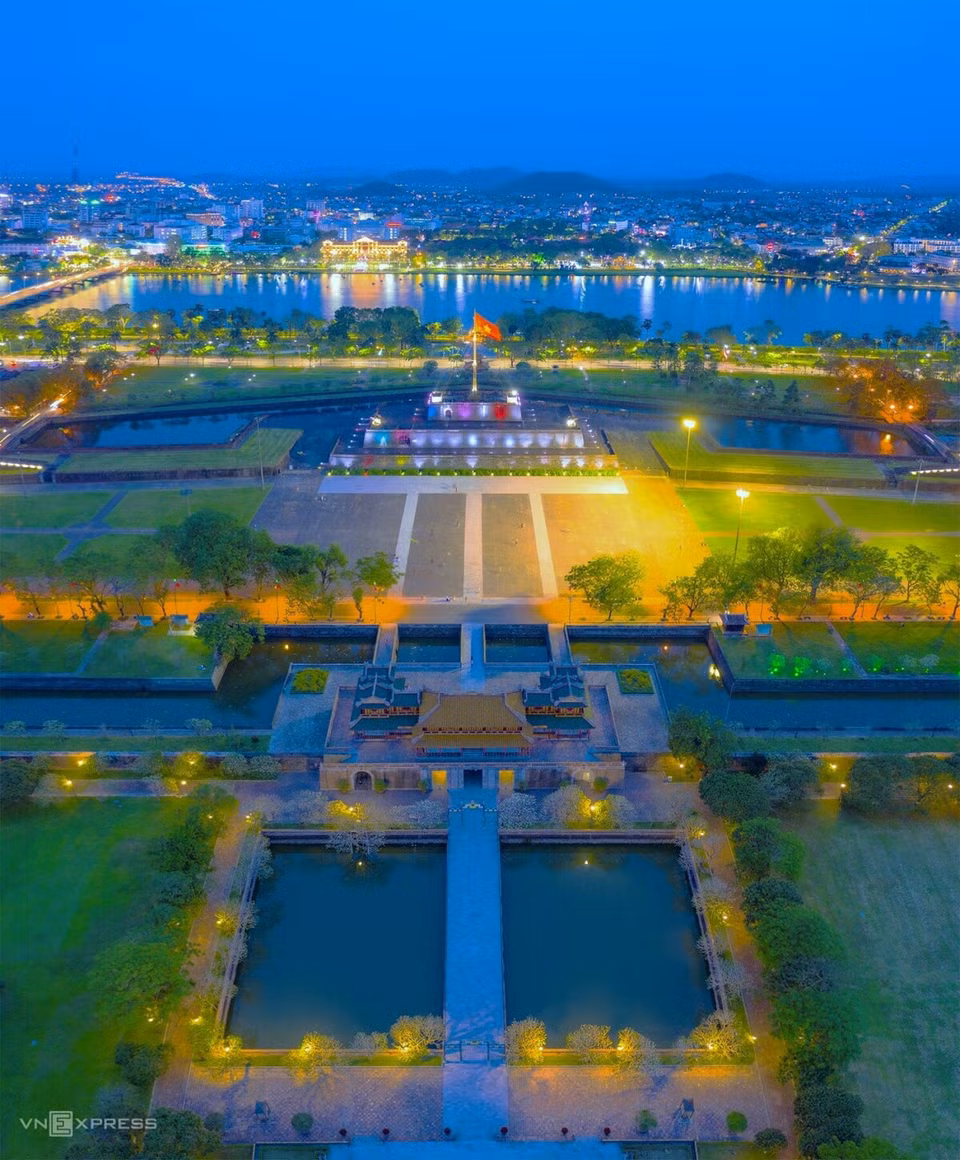 承天顺化拥有丰富的自然景观和名胜古迹，其中以香江、御平山、望景丘、顺化遗迹群等历史建筑而闻名远近。