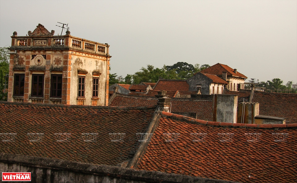 具有古典建筑风格的巨陀村。图自《越南画报》