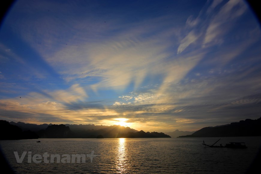 想要来到陀北县前锋乡石碑村，游客要坐船越过层层水浪。图自Vietnam+