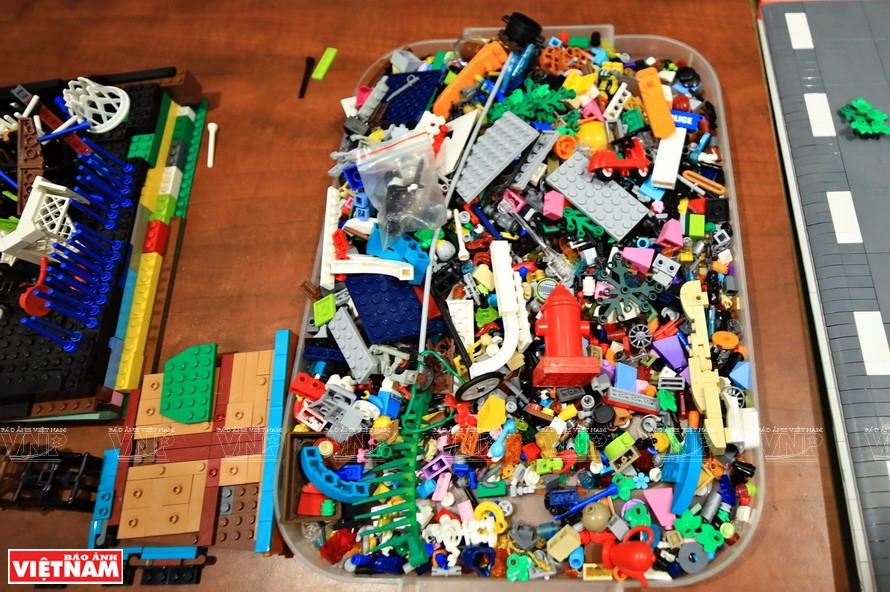 在制作自行设计的作品比按照生产商的现成样本拼凑要花更多时间。邓辉煌要设计、造型并积极寻找合适的乐高积木。图自越通社/越南画报