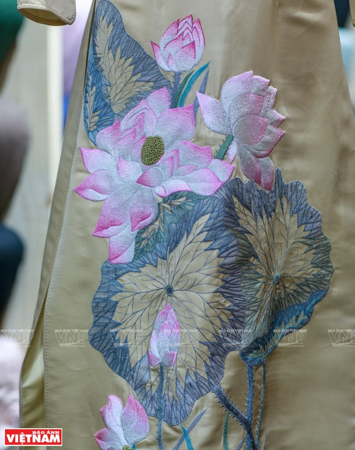 越南丝绸面料上的莲花图案。图自越南画报