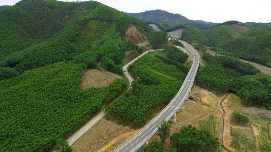 从高俯瞰，可以看到这条公路蜿蜒盘旋在山间。图自越通社