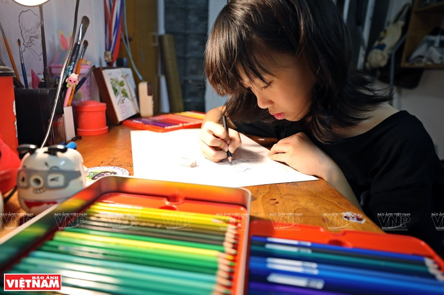 南成功小学校5E 班学生阮带钟英阮带钟英专注画画儿。图自《越南画报》
