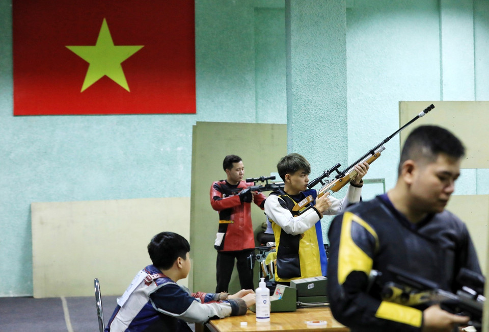 该竞赛吸引来自全国12个射击俱乐部的200名射击运动员。图自越通社