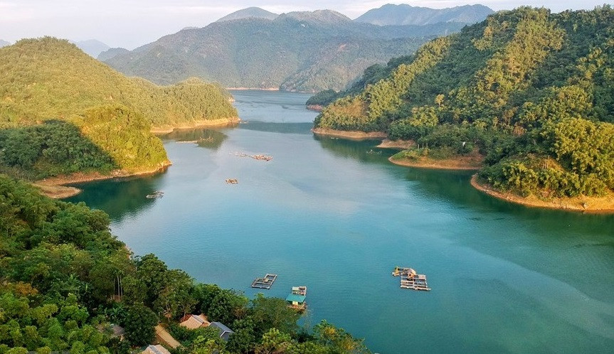 提到和平省旅游景点，人们立马想起通奈、九瀑秀山、梅州旅游区、天龙洞、升天瀑布旅游区、金杯矿泉、和平水电站等。被誉为“迷你小龙湾”的巴甘近几年以山清水秀风吸引大量游客前来旅游。图自Vietnam+