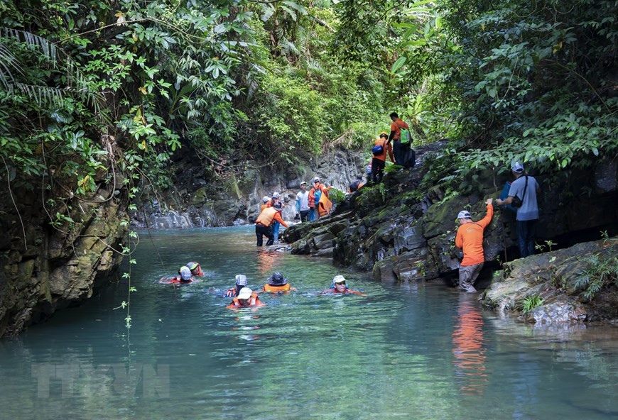 想要来到净水谷-仙溪旅游区，游客要跋山涉水。图自越通社