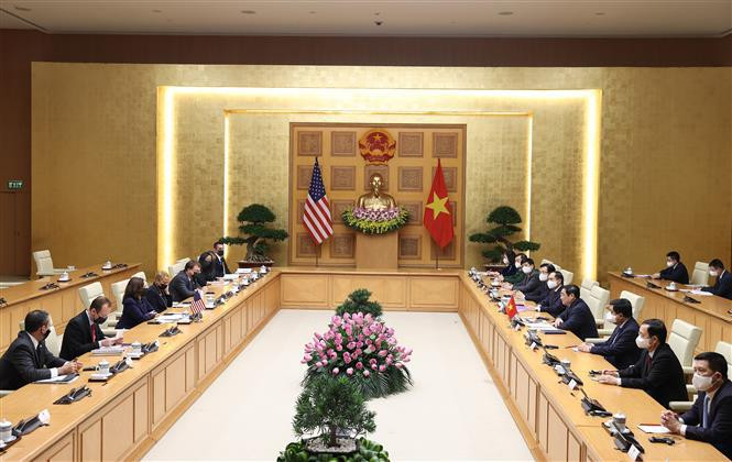 2021年8月25日，范明政总理会见来访的美国副总统卡玛拉·哈里斯。卡玛拉·哈里斯是首位访越的美国副总统。图自越通社