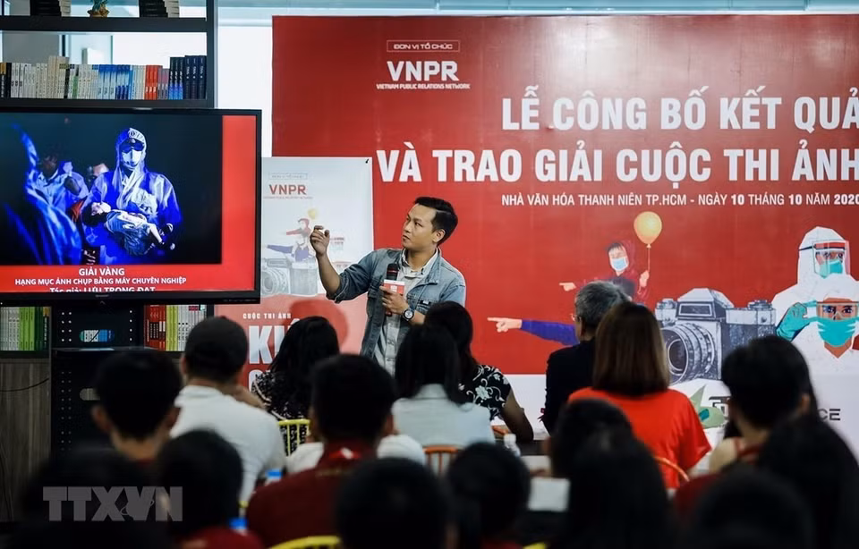 越通社记者刘仲达介绍了在“坚强越南”摄影比赛中获得“专业相机拍摄的照片”项目金奖的作品。该比赛由越南公共关系网举办，旨在传播越南民族在抗击新冠肺炎疫情斗争中令人印象深刻的画面。图自越通社