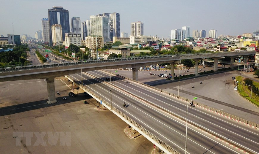 前往范文同街的梅易立交桥日常来往的车如织如梭，但这几天车流量大大减少。图片来源：越通社