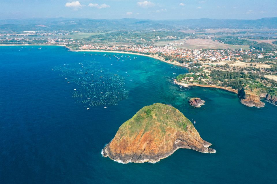 位于绥安县仁会村、距离绥和市约20公里的燕岛是来到富安省的游客不可错过的地方。这座岛屿像在海面上漂浮的一个巨型斗笠。燕岛目前仍保留着其纯然质朴的原始生态系之美。图自vnexpress.net