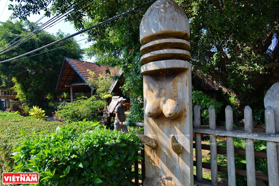 按埃地族传统文化风格设计的门口。越通社记者 清和 摄