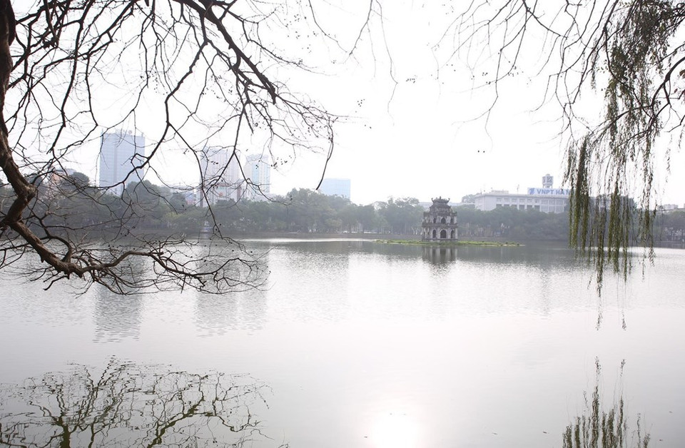 冬春交替之时的还剑湖总是给人一种安逸舒适的感觉。越通社记者 英俊 摄