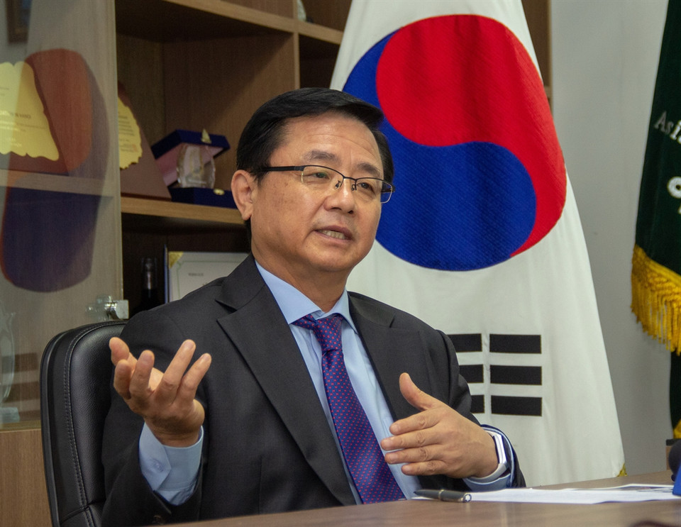 旅居越南韩国人协会主席Yoon Sang Ho接受越南画报记者有关旅越韩国人遵守新冠肺炎疫情防控措施的采访时表示：“旅居越南韩国人社群对所在国的新冠肺炎疫情预防措施充满信心，并将于越南政府并肩同行，广泛展开疾病预防措施。”。图自《越南画报》