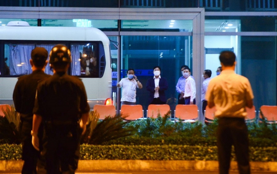 2020年2月25日，岘港国际机场增援医务人员为从韩国大邱市到岘港市的20名韩国游客做体检和办理手续。越通社记者 文勇 摄