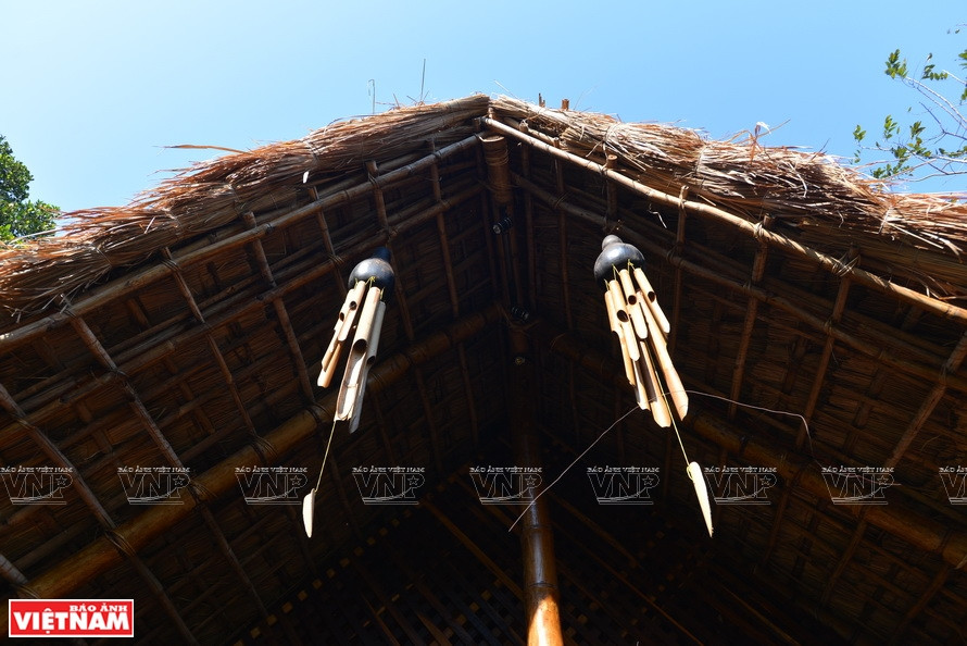 竹子做的屋梁，叶子铺的屋檐等就是长屋的特殊建筑。越通社记者 清和 摄