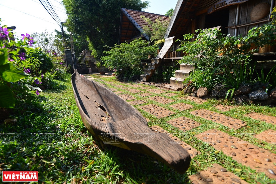 独木舟——埃地族的主要水上交通工具。越通社记者 清和 摄