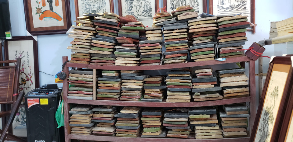 东湖民间画制作艺人阮友果家里的木刻版。越通社记者 徐碧玉 摄