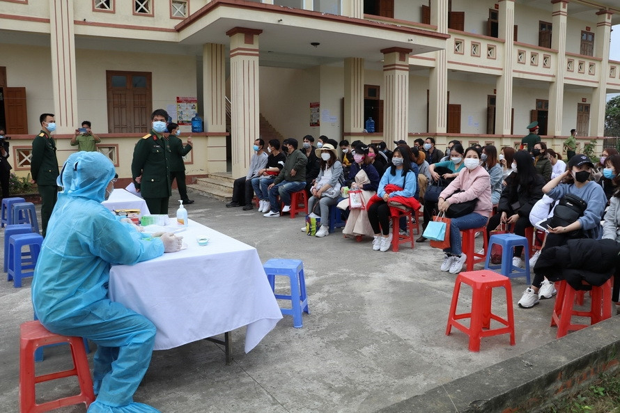 3月2日下午，宁平省接待从韩国归来的98名越南人，并在宁平市宁山坊855号中团对他们进行隔离。越通社记者 德方 摄