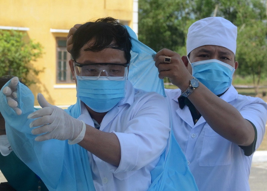 岘港市和旺县和姜乡同艺预备动员训练中心对从韩国大邱市疫区归国的69名越南公民进行隔离。越通社记者 文勇 摄