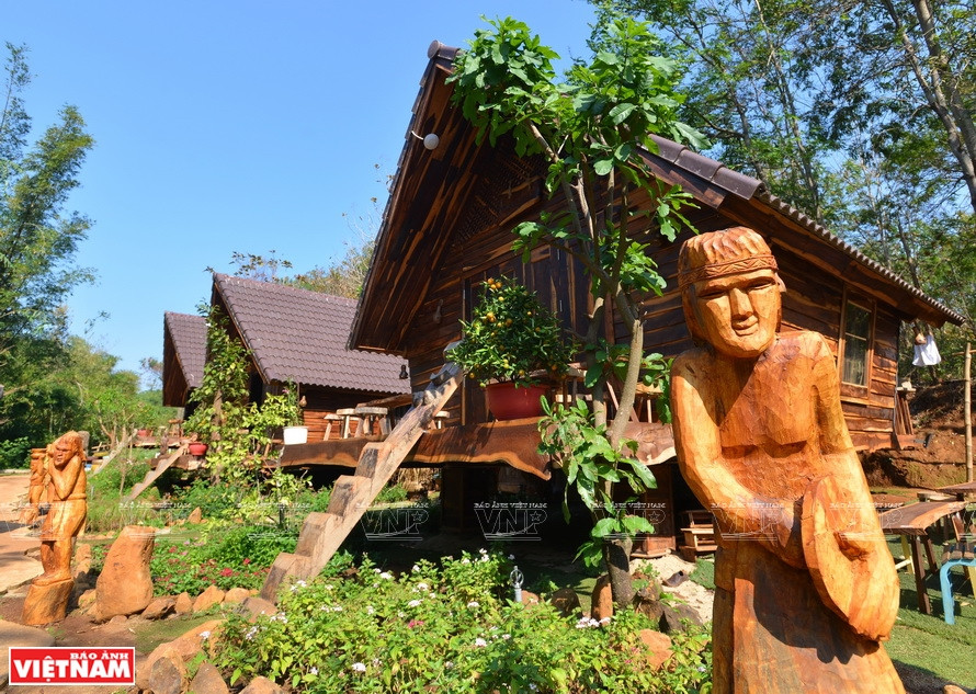 姑村乡生态度假区里模仿长屋建筑的房子。越通社记者 清和 摄