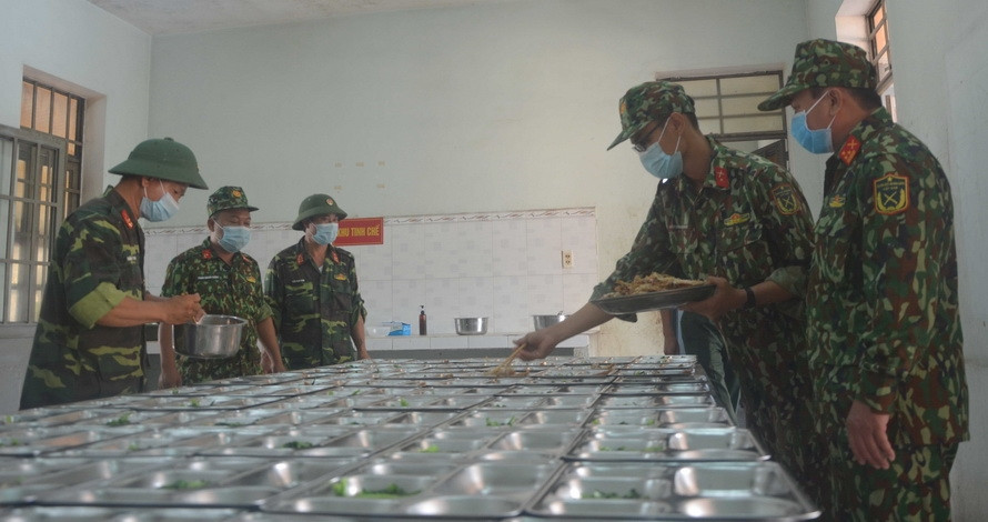 岘港市和旺县和姜乡同艺预备动员训练中心对从韩国大邱市疫区归国的69名越南公民进行隔离。越通社记者 文勇 摄