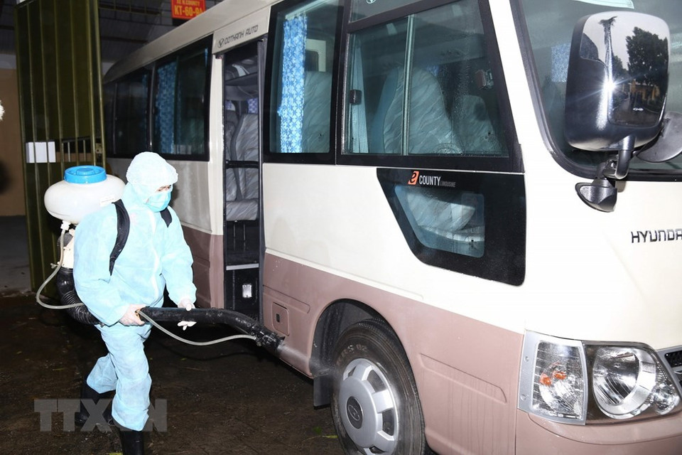 为了有效确保疫情传播，化学兵司令部已对校园空间和公民运输工具进行 消毒。图自越通社