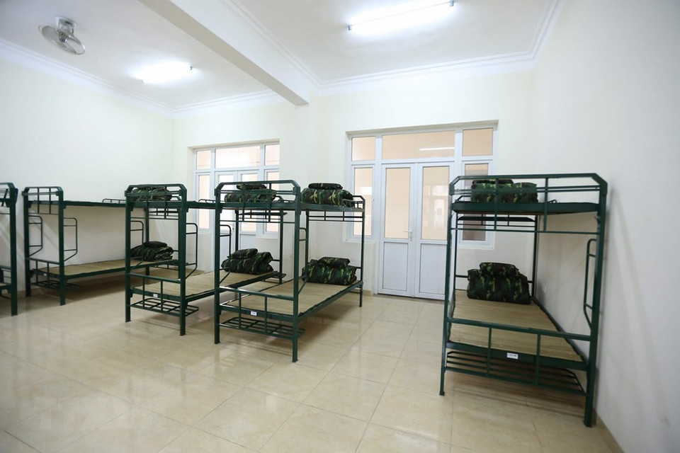 首都司令部军事学校还安排 100个服务人员和应急医务人员，随时为隔离工作服务。图自越通社