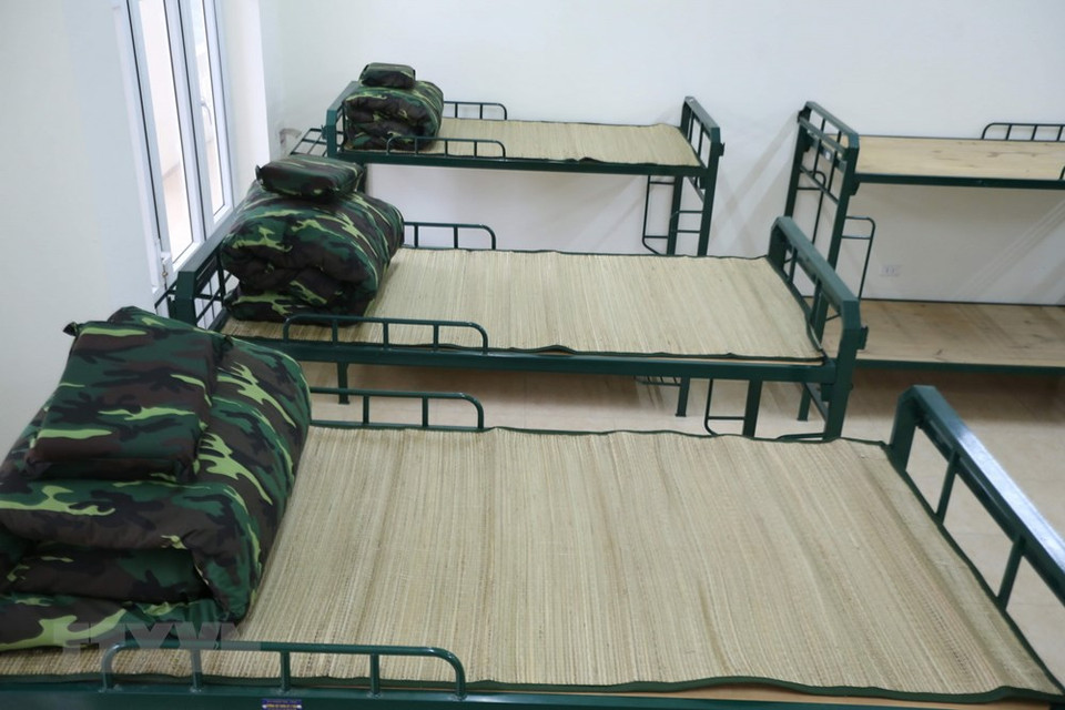 在军事学校接受隔离观察的越南公民每日都需要进行健康检查和体温测量。无症状度过14天隔离后将准许解除隔离状态并返回住所。图自越通社