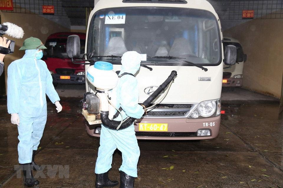 为了有效阻断疫情传播，化学兵司令部已对校园和公民运输工具进行消毒。图自越通社