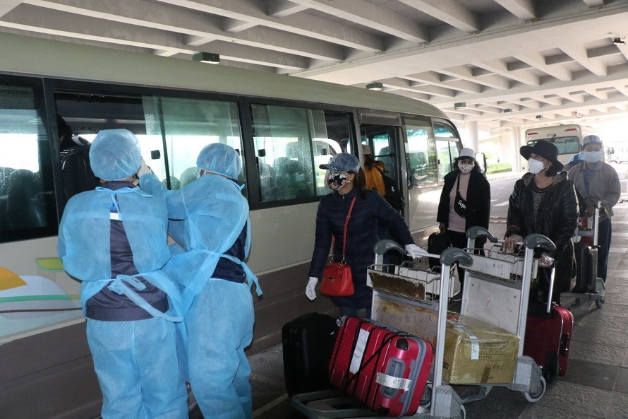 医务人员对3月2日乘坐飞机从韩国回越南的旅客进行隔离。越通社记者 映雪 摄