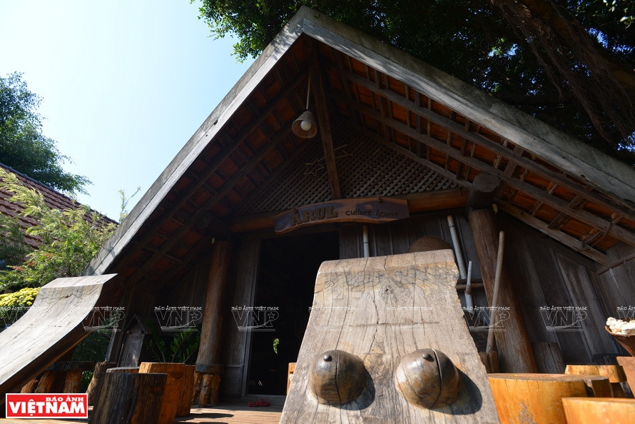 扶梯上的女人胸部的雕刻是埃地族母系制度的象征。越通社记者 清和 摄