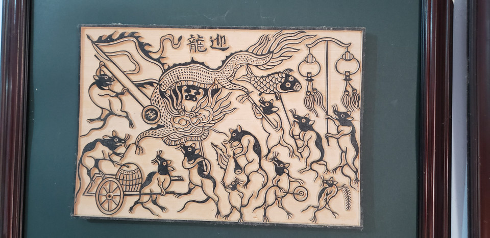 东湖民间画作品《迎龙》的木刻版。越通社记者 徐碧玉 摄