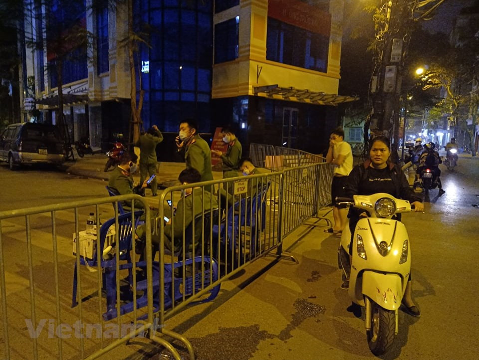 自6日晚上21时，河内市竹白、周龙等条街开始被封锁。越通社记者 山柏 摄