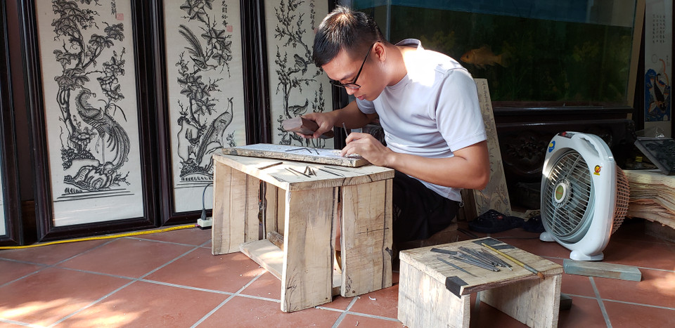 自古以来，民间画制作业是整个东湖村的共同职业，但不是任何人都可以绘制新画和制作模板。因此，木刻模板就是每个家庭最重要的资本。越通社记者 泰雄 摄