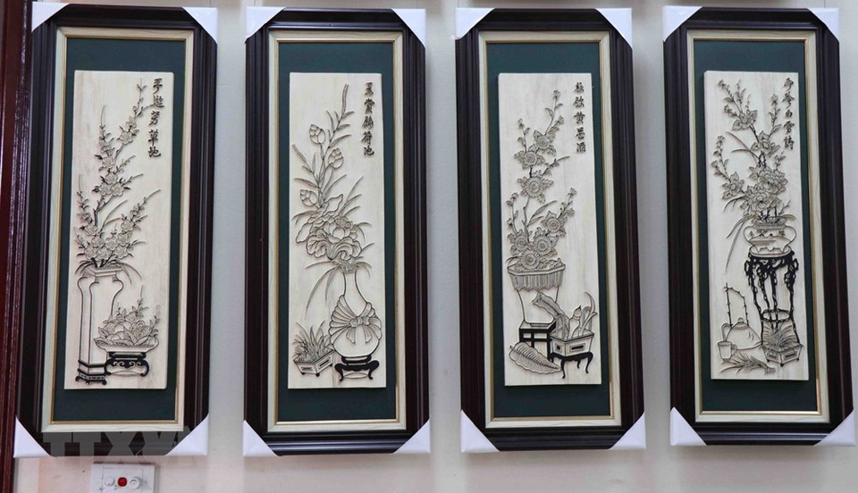 东湖年画属于木版年画，首先将木板雕刻出年画的反面模型，再涂上颜料印在纸上。越通社记者 泰雄 摄