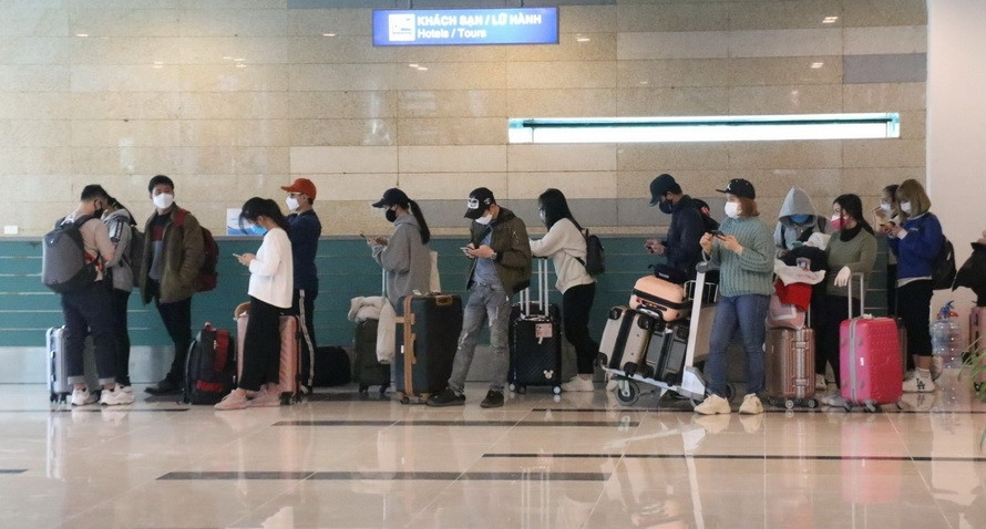 3月2日，从韩国起飞的3个航班抵达芹苴机场。乘坐上述三个航班的所有乘客均被送往朔庄省军校接受隔离。越通社记者 映雪 摄