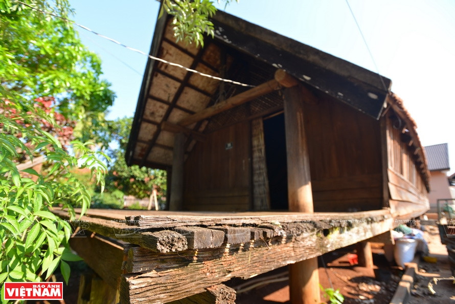 姑村乡长屋的木头上留下的时间烙印。越通社记者 清和 摄