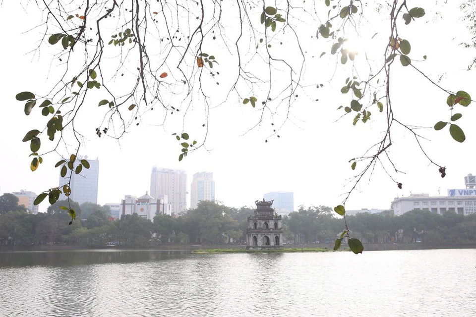 湖边的树叶泛黄泛红，落叶缤纷，共同奏响了幻彩乐章。越通社记者 英俊 摄